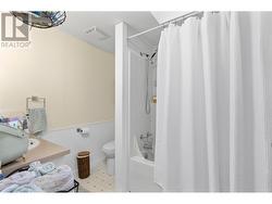 4 pce main bathroom - 