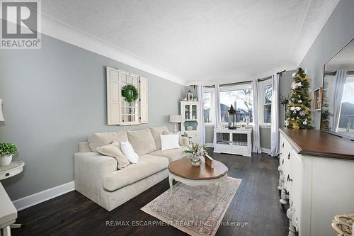 85 Barons Avenue S, Hamilton, ON - Indoor Photo Showing Living Room