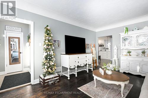 85 Barons Avenue S, Hamilton, ON - Indoor Photo Showing Living Room