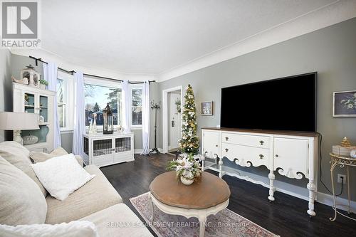 85 Barons Avenue S, Hamilton, ON - Indoor Photo Showing Living Room