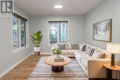 250 Big Bay Point Road, Innisfil, ON - Indoor Photo Showing Living Room