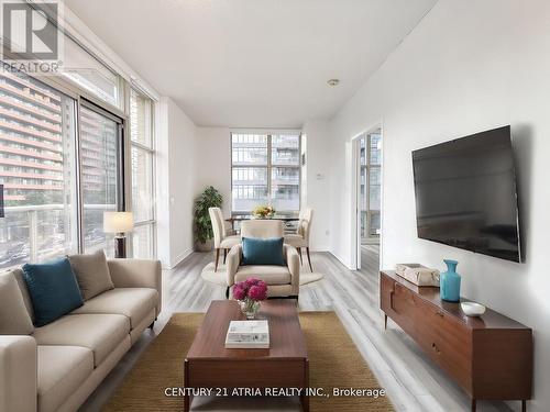 511 - 9 Spadina Avenue N, Toronto, ON - Indoor Photo Showing Living Room