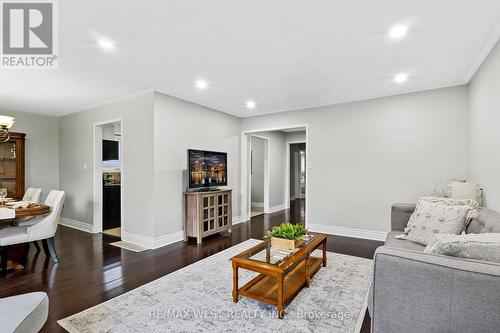 28 Hamilton Hall Drive, Markham, ON - Indoor Photo Showing Living Room