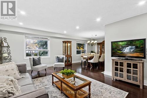 28 Hamilton Hall Drive, Markham, ON - Indoor Photo Showing Living Room