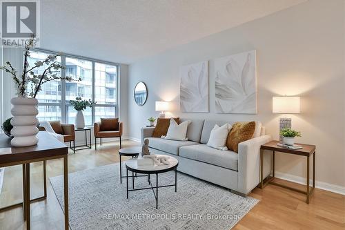 820 - 230 Queens Quay W, Toronto, ON - Indoor Photo Showing Living Room