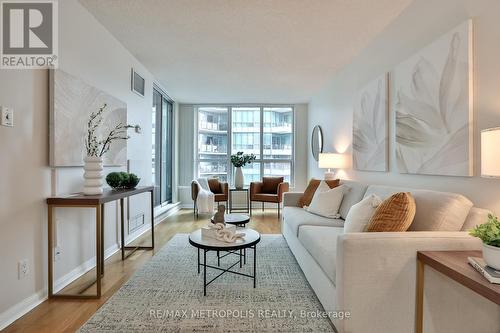 820 - 230 Queens Quay W, Toronto, ON - Indoor Photo Showing Living Room