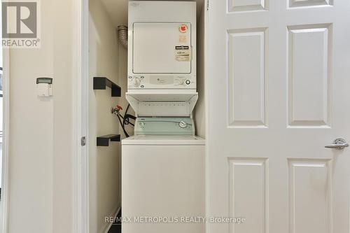 820 - 230 Queens Quay W, Toronto, ON - Indoor Photo Showing Laundry Room