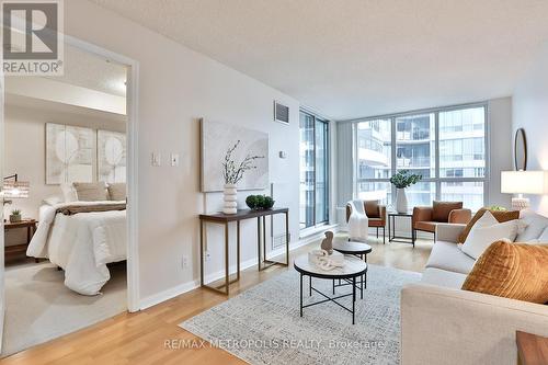 820 - 230 Queens Quay W, Toronto, ON - Indoor Photo Showing Living Room