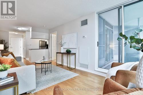 820 - 230 Queens Quay W, Toronto, ON - Indoor Photo Showing Living Room