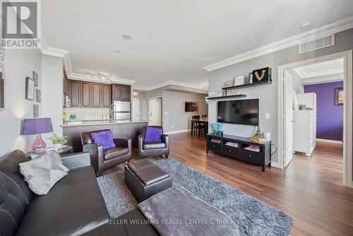 1601 - 9245 Jane Street, Vaughan, ON - Indoor Photo Showing Living Room