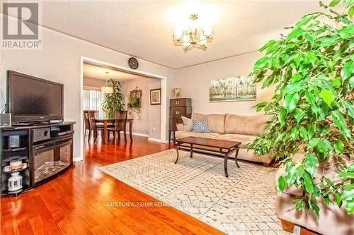 7 - 2340 Parkhaven Boulevard, Oakville, ON - Indoor Photo Showing Living Room