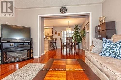 7 - 2340 Parkhaven Boulevard, Oakville, ON - Indoor Photo Showing Living Room