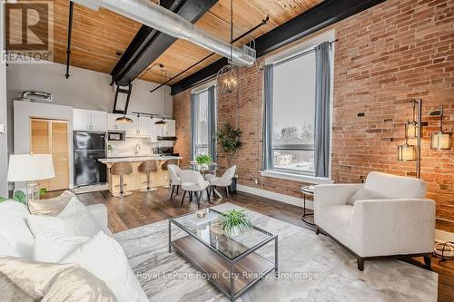 224 - 26 Ontario Street, Guelph (St. Patrick'S Ward), ON - Indoor Photo Showing Living Room