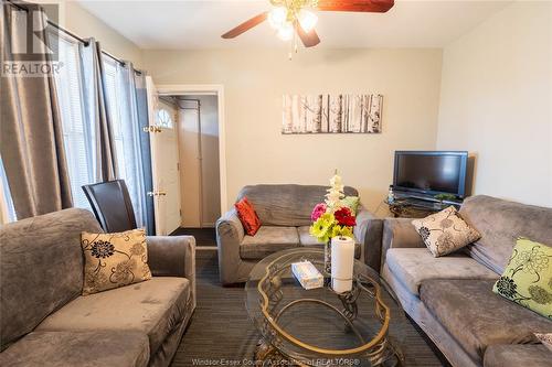 3491 Sandwich Street, Windsor, ON - Indoor Photo Showing Living Room