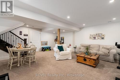 8 Runnymede Road, Port Colborne, ON - Indoor Photo Showing Living Room