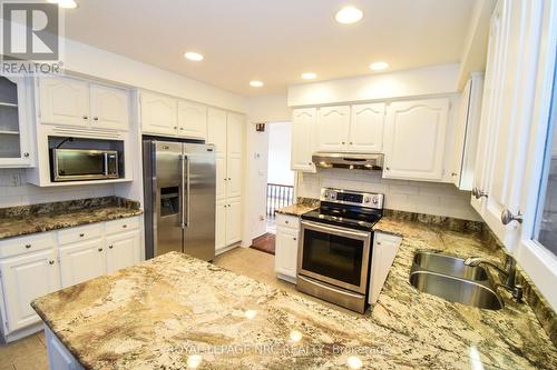 9 Bahama Bay, St. Catharines (441 - Bunting/Linwell), ON - Indoor Photo Showing Kitchen With Double Sink