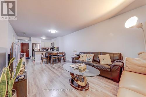 709 - 750 Bay Street, Toronto, ON - Indoor Photo Showing Living Room