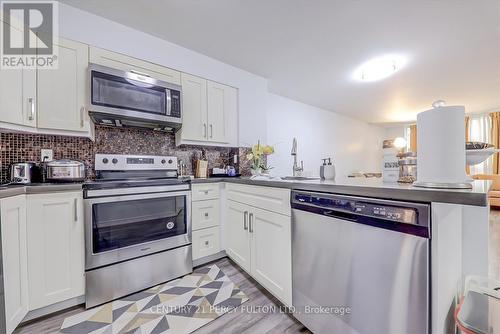 709 - 750 Bay Street, Toronto, ON - Indoor Photo Showing Kitchen