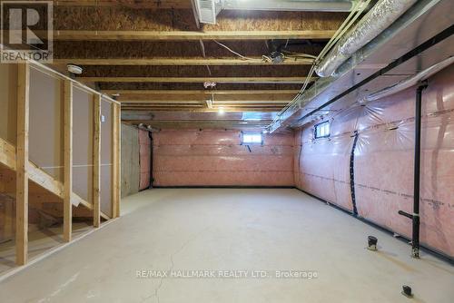 58 Masters Street, Welland, ON - Indoor Photo Showing Garage