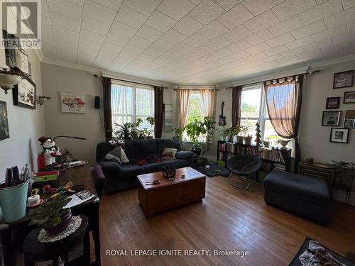 403 Mackay Street, Pembroke, ON - Indoor Photo Showing Living Room