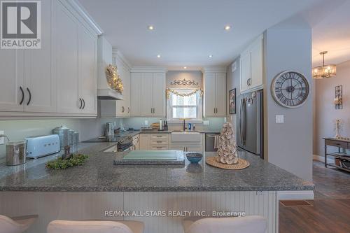 316 1/2 Riverside Drive, Kawartha Lakes (Bobcaygeon), ON - Indoor Photo Showing Kitchen