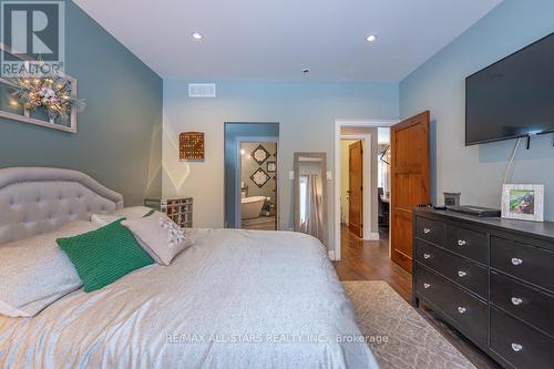 316 1/2 Riverside Drive, Kawartha Lakes (Bobcaygeon), ON - Indoor Photo Showing Bedroom