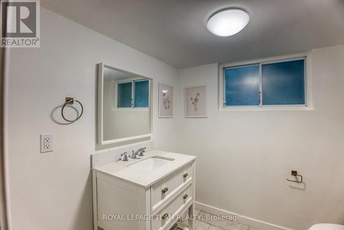 2010 Featherston Drive, Ottawa, ON - Indoor Photo Showing Bathroom