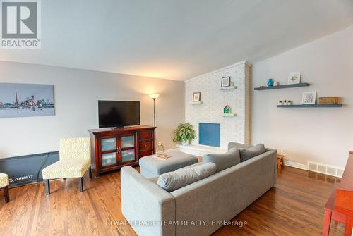 2010 Featherston Drive, Ottawa, ON - Indoor Photo Showing Living Room