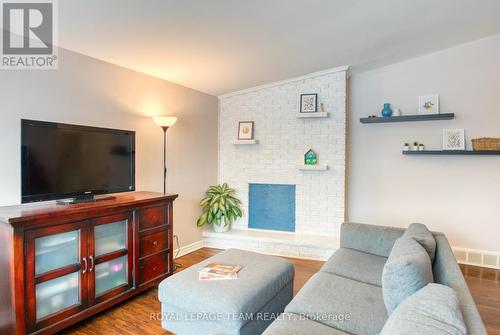 2010 Featherston Drive, Ottawa, ON - Indoor Photo Showing Living Room