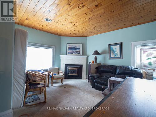 89 Tennessee Avenue, Port Colborne (878 - Sugarloaf), ON - Indoor Photo Showing Living Room With Fireplace