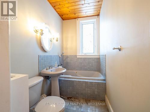 89 Tennessee Avenue, Port Colborne (878 - Sugarloaf), ON - Indoor Photo Showing Bathroom