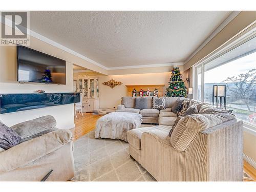 3703 36A Street, Vernon, BC - Indoor Photo Showing Living Room