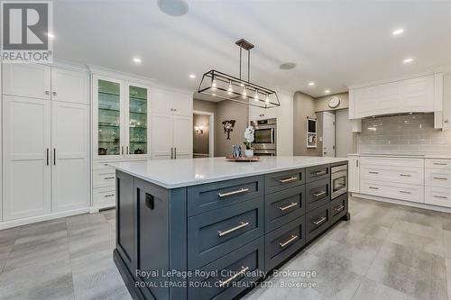 586 Eastgate Walk, Waterloo, ON - Indoor Photo Showing Kitchen With Upgraded Kitchen