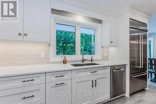 586 Eastgate Walk, Waterloo, ON - Indoor Photo Showing Kitchen With Double Sink