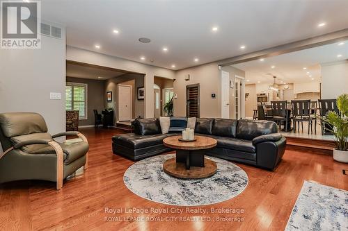 586 Eastgate Walk, Waterloo, ON - Indoor Photo Showing Living Room