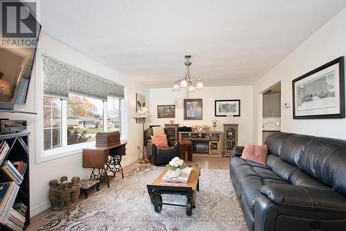 7 King Crescent, East Zorra-Tavistock (Hickson), ON - Indoor Photo Showing Living Room