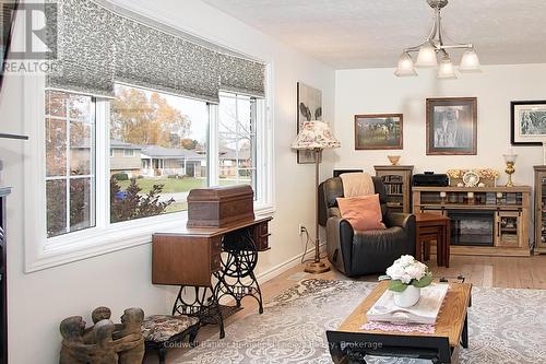 7 King Crescent, East Zorra-Tavistock (Hickson), ON - Indoor Photo Showing Living Room