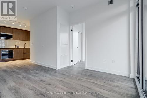 1009 - 117 Broadway Avenue N, Toronto, ON - Indoor Photo Showing Kitchen