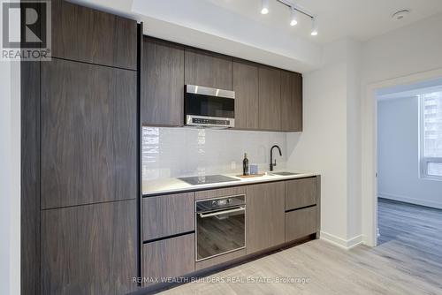 1009 - 117 Broadway Avenue N, Toronto, ON - Indoor Photo Showing Kitchen