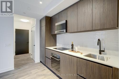 1009 - 117 Broadway Avenue N, Toronto, ON - Indoor Photo Showing Kitchen With Upgraded Kitchen