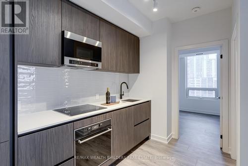 1009 - 117 Broadway Avenue N, Toronto, ON - Indoor Photo Showing Kitchen