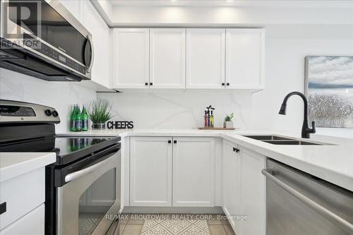 4880 Verdi Street, Burlington, ON - Indoor Photo Showing Kitchen With Double Sink With Upgraded Kitchen