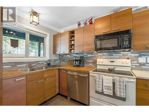 225 Clearview Road Unit# 911, Apex Mountain, BC - Indoor Photo Showing Kitchen With Double Sink