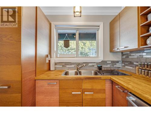 225 Clearview Road Unit# 911, Apex Mountain, BC - Indoor Photo Showing Kitchen With Double Sink