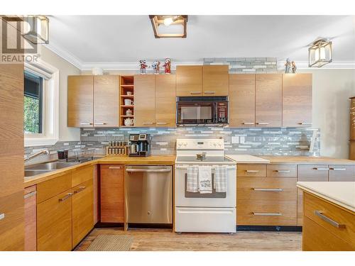 225 Clearview Road Unit# 911, Apex Mountain, BC - Indoor Photo Showing Kitchen With Double Sink