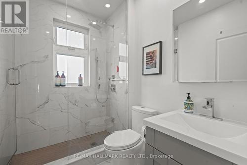 899 Lansdowne Avenue, Toronto, ON - Indoor Photo Showing Bathroom