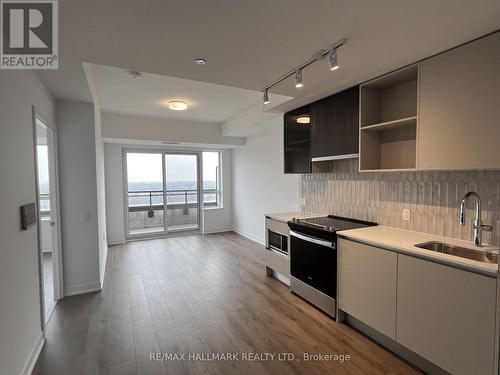 812 - 395 Dundas Street W, Oakville, ON - Indoor Photo Showing Kitchen