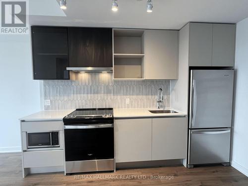 812 - 395 Dundas Street W, Oakville, ON - Indoor Photo Showing Kitchen