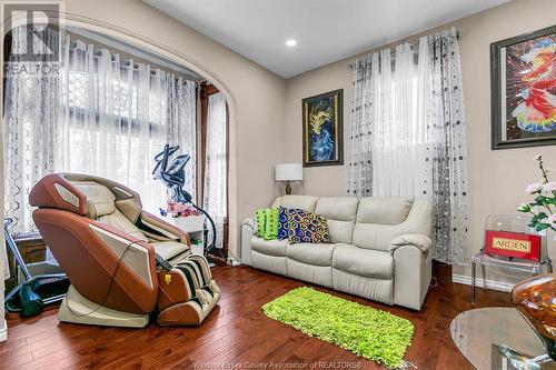 595 Cataraqui, Windsor, ON - Indoor Photo Showing Living Room