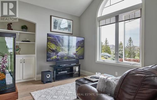 5387 Sutter Creek Drive, Hamilton Township, ON - Indoor Photo Showing Living Room